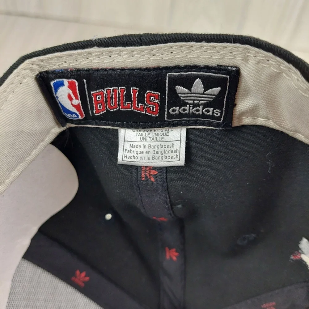 Adidas Chicago Bulls Snapback Hat Mens OSFM Black Red NBA Trefoil Flat Brim Cap‎